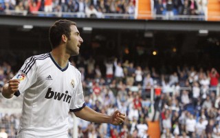 【海星体育官网】蓄势待发，红魔球员身着中国结系列服装惊艳亮相赛场